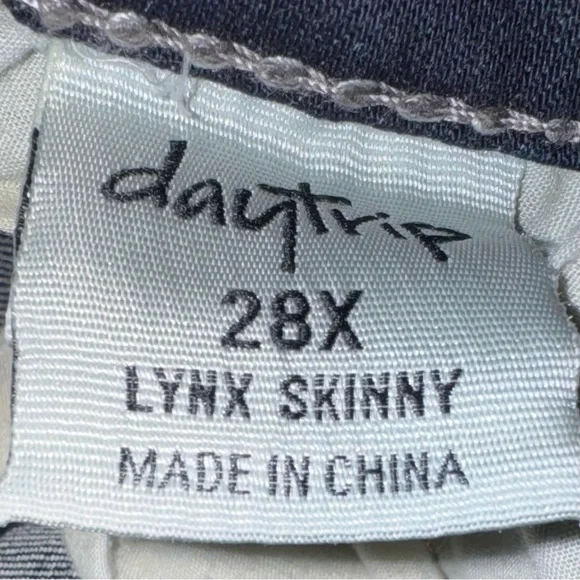 Daytrip Women's 28 X 28 Blue Dark Wash Faded Whiskering Straight Low Rise  Jeans - Picture 6 of 7